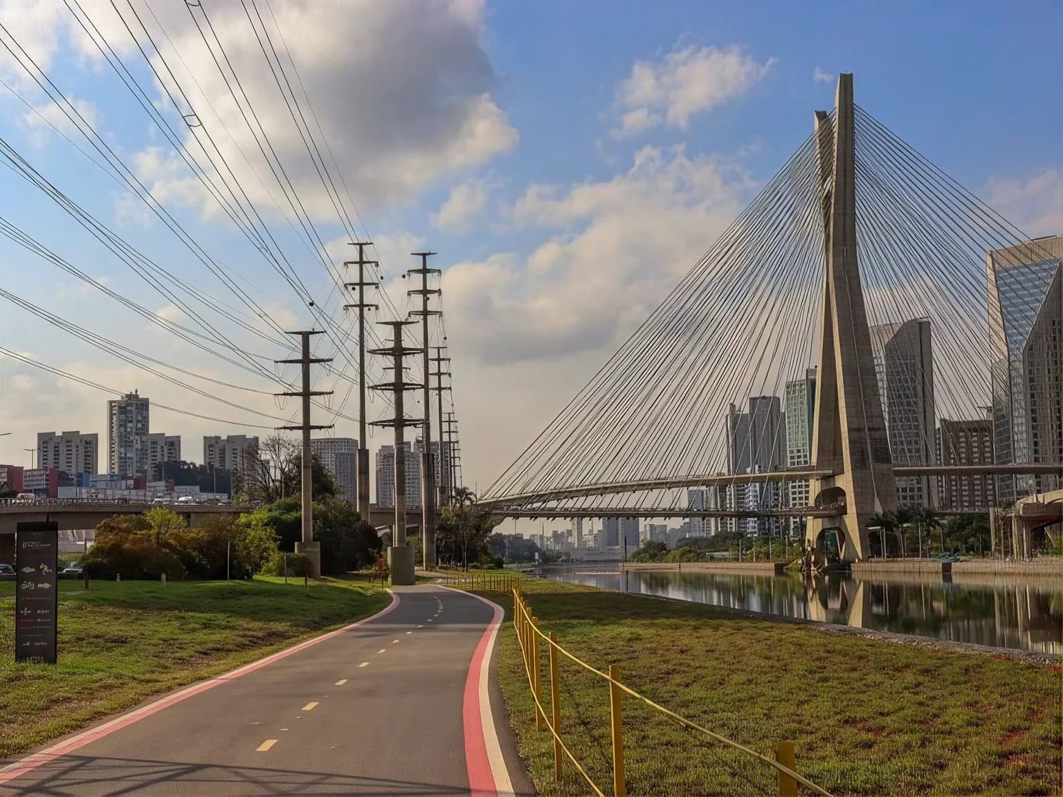 Ciclovia e passeio do Parque Bruno Covas junto ao Rio Pinheiros